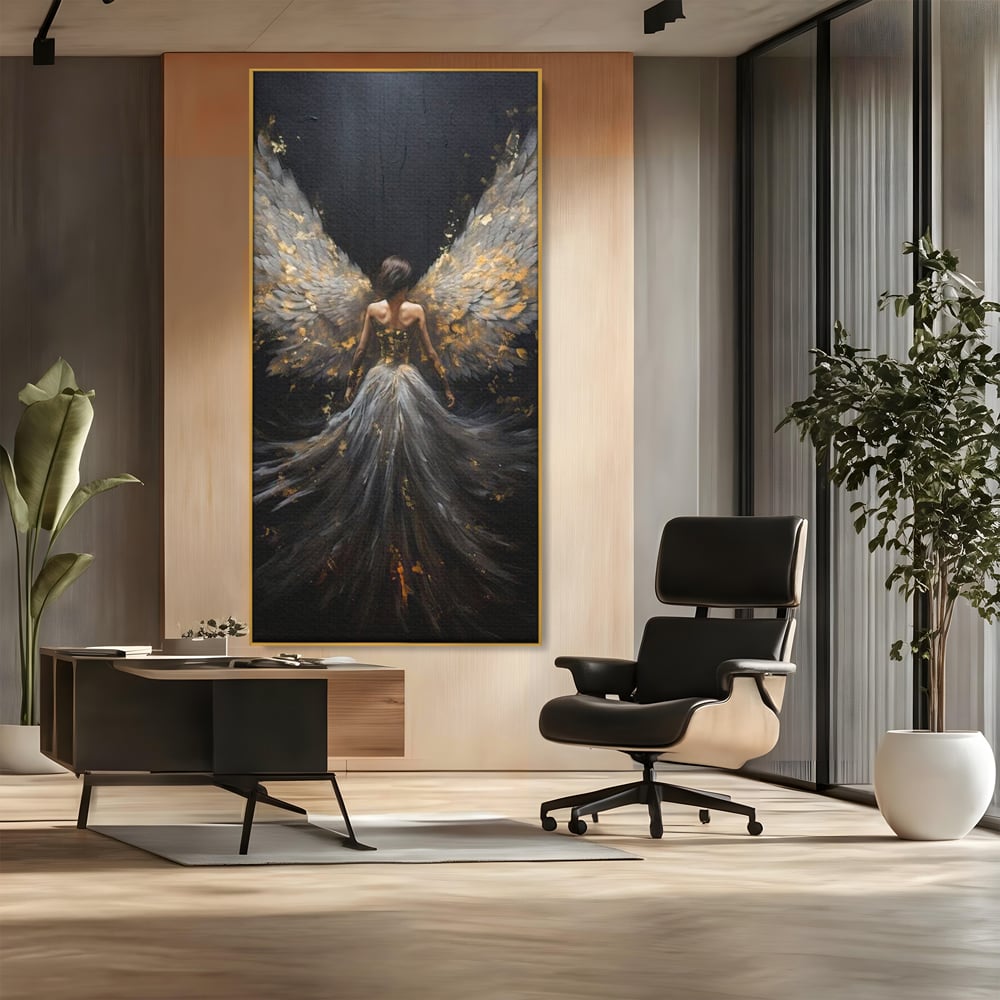 Tablou canvas cu tablou canvas cu inger si aripi, in rama de aluminiu auriu, pe perete intr-un birou